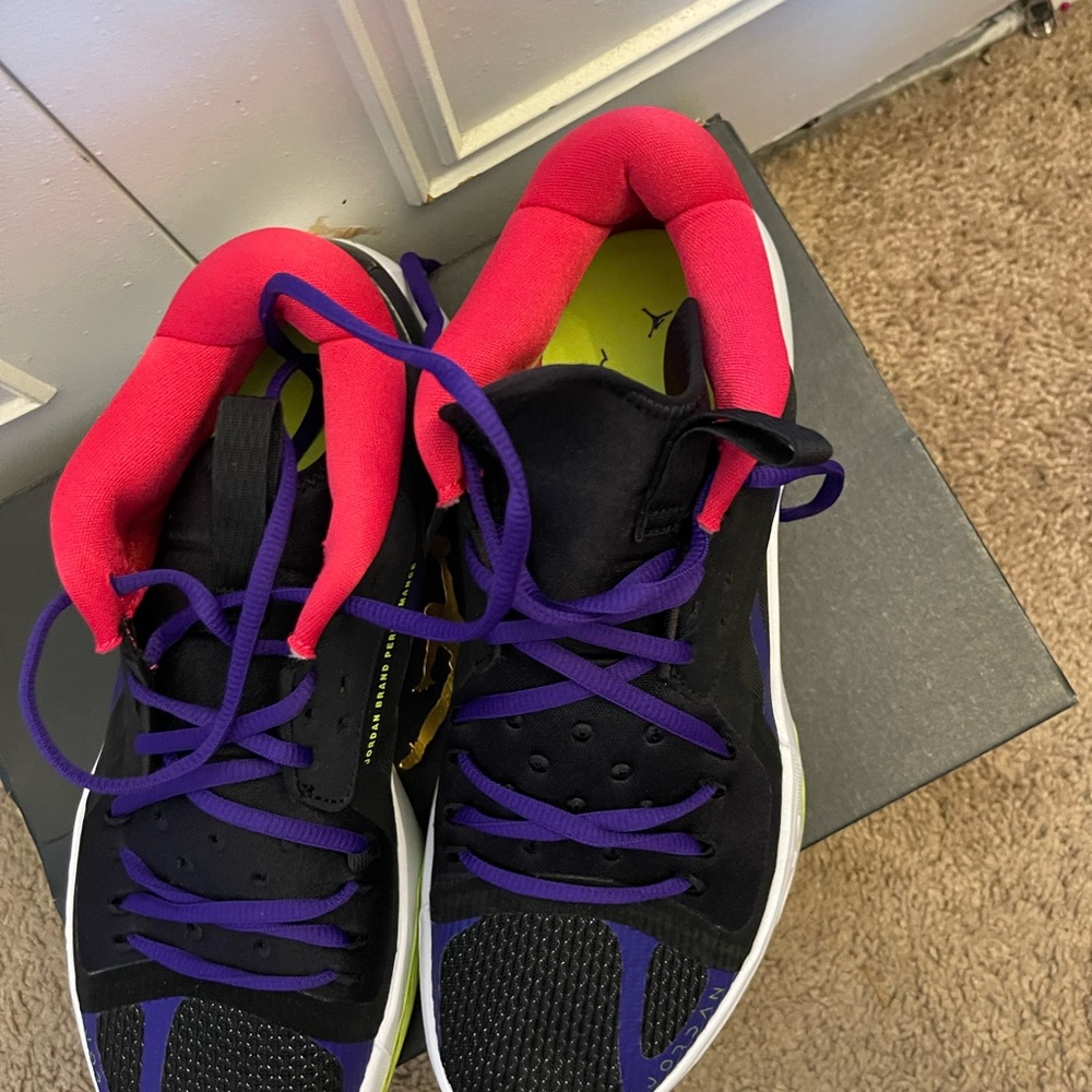 Jordan zoom separate Black and volt purple noir size 10.5